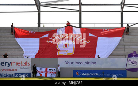 Un drapeau en souvenir de la fin de l'Adam Stansfield au cours de la Sky Bet League Playoff Deux match à St James Park, Exeter. Banque D'Images