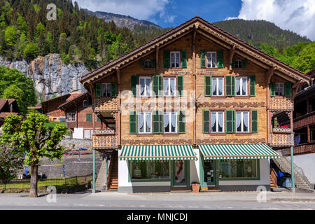 Maison traditionnelle suisse à Lauterbrunnen, Interlaken-Oberhasli, Berne, Suisse Banque D'Images