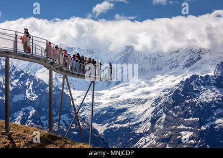 Les gens sur la plateforme d'observation en haut de la première montagne au-dessus de Grindelwald, Oberland Bernois, Suisse Banque D'Images