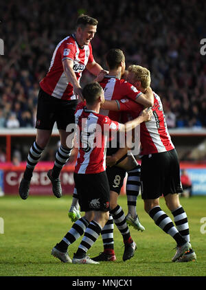 La Ville d'Exeter Ryan Harley (centre) célèbre marquant son troisième but du côté du jeu avec ses coéquipiers au cours de la Sky Bet Deux match éliminatoire de la Ligue à St James Park, Exeter. Banque D'Images