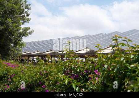 L'énergie verte, les panneaux solaires sur le toit Banque D'Images