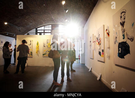 Les membres du public voir l'Art de la Coupe du monde en couleur Exposition Prévisualiser à Hoxton Arches, Londres. Banque D'Images