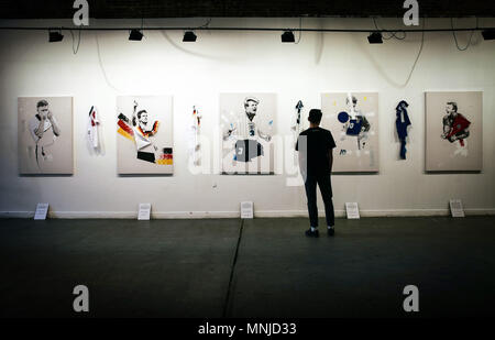 Les membres du public voir l'Art de la Coupe du monde en couleur Exposition Prévisualiser à Hoxton Arches, Londres. Banque D'Images