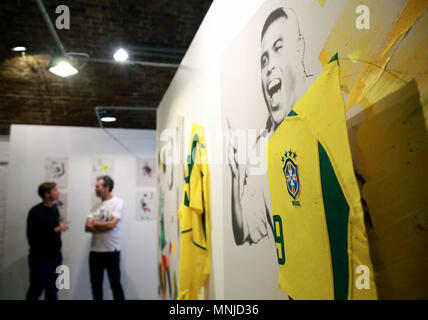 Les membres du public voir l'Art de la Coupe du monde en couleur Exposition Prévisualiser à Hoxton Arches, Londres. Banque D'Images