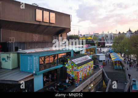 Southbank Centre, au crépuscule, Queen Elizabeth Hall, Purcell Room, London, England, UK, avril 2018 Banque D'Images