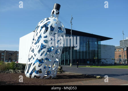 Bouteille de Notes (Claes Oldenburg) et l'Institut d'Art Moderne de Middlesbrough (MIMA), Middlesbrough, Angleterre, Royaume-Uni, mai 2018 Banque D'Images