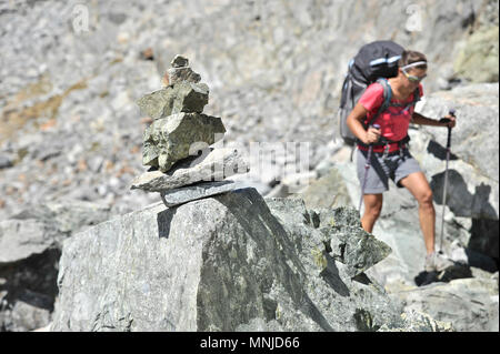 Backpacker randonnée autour du lac Minaret sur deux semaines de trek Route Haute Sierra en Minarets Wilderness, Inyo National Forest, Californie, USA Banque D'Images