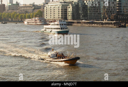 Trois différents types de bateaux fluviaux sur la Tamise près de Tower Bridge, Londres. Un bateau à moteur, bateau à aubes et de passagers et des bâtiments Banque D'Images