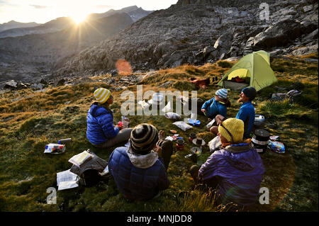 Backpackers camp près de Mt Ritter lors d'un trek de la Sierra en Haute Route Minarets Wilderness, Inyo National Forest, Californie, USA Banque D'Images