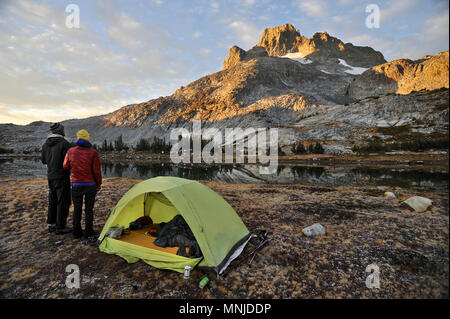 Backpackers camp près de Thousand Island Lake avec pointe en arrière-plan de la bannière de la Sierra de trek en Haute Route Minarets Wilderness, Inyo National Forest, C Banque D'Images