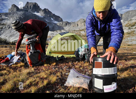 Backpackers pack le camp près de Thousand Island Lake avec des bannières pic en arrière-plan sur deux semaines de trek Route Haute Sierra en Minarets Wilderness, N'Inyo Banque D'Images