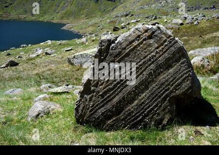 La superposition dans un morceau de roche sédimentaire reposant sur une colline au-dessus d'un réservoir dans le Lake District, UK. Banque D'Images