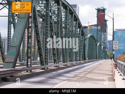 Les fermes métalliques cintrées en coupe le pont Hawthorne avec tours de levage traversant la rivière Willamette à Portland Oregon Portland vieux connecter avec busi Banque D'Images