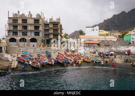 Un groupe de pêcheurs avec leurs bateaux se rassembler dans le port sur l'île de Santo Antao du Cap-Vert, l'Afrique. Banque D'Images