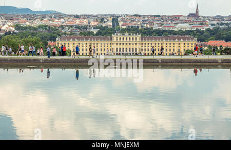 Vienne Autriche Mai.10, 2018 château Schonbrunn afficher à partir de la Gloriette à bas avec l'étang qui reflètent le ciel contre cityscape Banque D'Images