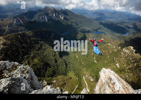 Portrait de cavalier de base en chute libre juste après de sauter de haut falaise, New South Wales, Australie Banque D'Images