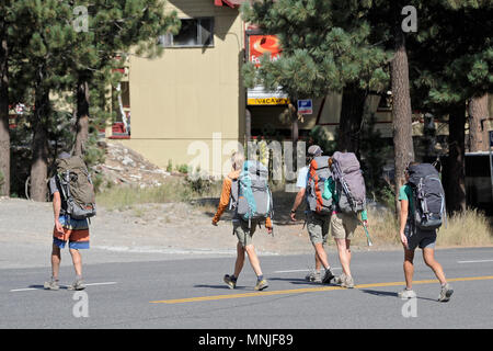 Backpackers de la ville de Mammoth Lakes en randonnée de haute route Sierra en Californie, USA Banque D'Images