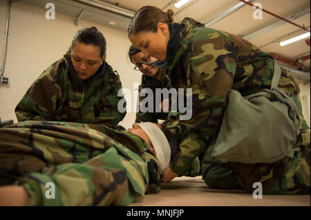 Aviateurs, affecté à la 52e escadre de chasse l'exécuter les procédures de soins au cours de l'aide Buddy capacité à survivre et à l'exploitation d'une formation à la base aérienne de Spangdahlem, en Allemagne, le 8 mars 2018. ATSO formation s'est avérée efficace pour non seulement améliorer les capacités d'un aviateur d'exercer leurs fonctions au cours des circonstances, mais aussi dans la préparation de l'aile peuplée de répondre aux menaces CBRN ou attaques. Banque D'Images