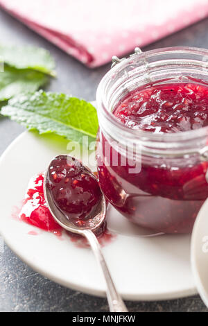 Confiture de framboises gelée dans un bocal. Banque D'Images