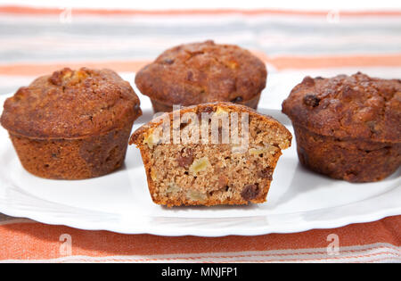Muffins noix fraîchement cuits au four avec du raisin sec. Banque D'Images