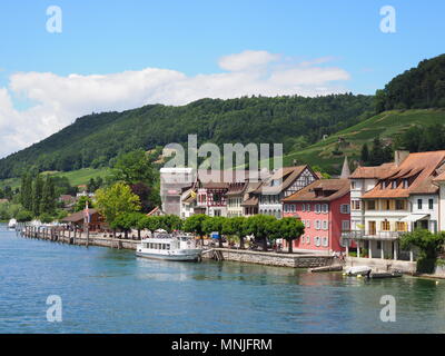 STEIN am Rhein, suisse le 1 juillet 2017 : la ville européenne et du Rhin dans le canton de Schaffhouse suisse avec voile de paysages alpins et de construction médiévale Banque D'Images