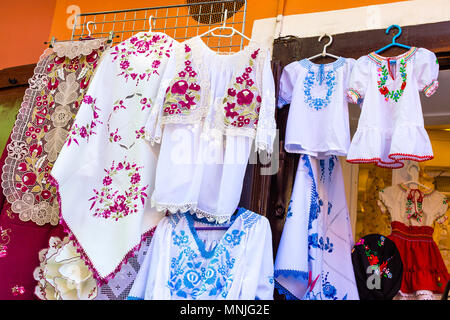 Belles chemises ethniques lumineux et nappes de broderie traditionnelle hongroise dans un magasin de la rue Banque D'Images