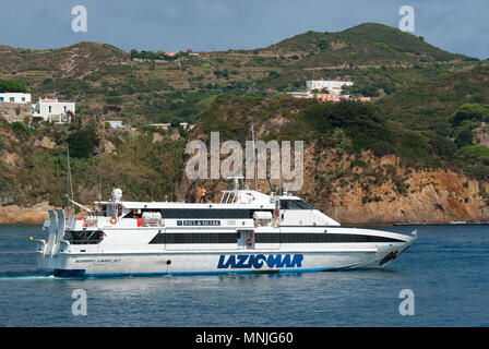 Ferry Port de l'île de Ponza laissant à Terracina, lazio, Italie Banque D'Images