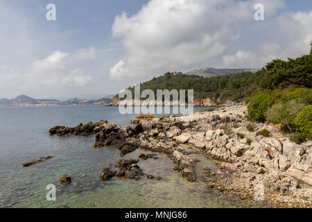 Les affleurements rocheux à l'extrémité sud de l'île de Lokrum, dans la mer Adriatique au large de Dubrovnik, Croatie. Banque D'Images
