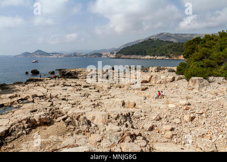 Les affleurements rocheux à l'extrémité sud de l'île de Lokrum, dans la mer Adriatique au large de Dubrovnik, Croatie. Banque D'Images