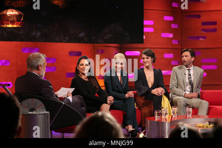 (De gauche à droite) Gloria Estefan, Emilia Clarke, Phoebe Waller-Bridge, et David Tennant pendant le tournage pour le Graham Norton Show à BBC Studioworks à Londres, pour être diffusé sur BBC One le vendredi. PRESS ASSOCIATION. Photo date : Jeudi 17 mai 2018. Crédit photo doit se lire : PA au nom de tant d'images satellite Banque D'Images