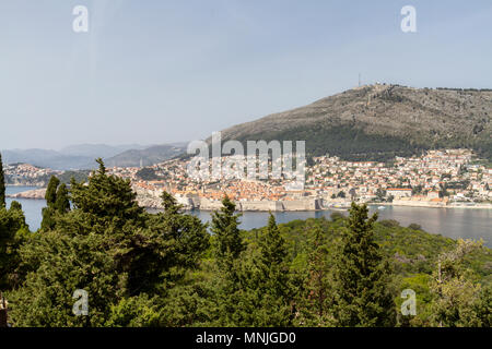 À la vue de l'île de Lokrum vers la vieille ville de Dubrovnik, Croatie. Banque D'Images