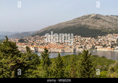 À la vue de l'île de Lokrum vers la vieille ville de Dubrovnik, Croatie. Banque D'Images