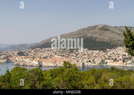 À la vue de l'île de Lokrum vers la vieille ville de Dubrovnik, Croatie. Banque D'Images