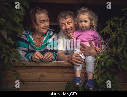 Happy senior grands-parents petits-enfants ensemble potrait heureux concept droits acquis Banque D'Images