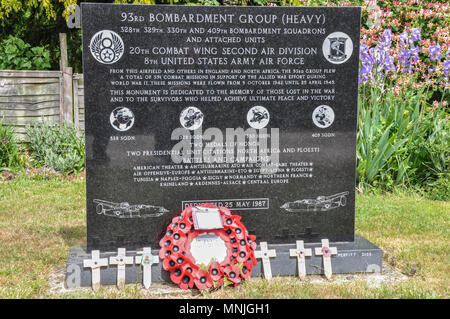 La base aérienne de la RAF Hardwick pierre commémorative. Ancienne station de la Royal Air Force dans le Suffolk, UK. 93d de la USAAF groupe bombardement exploité ici en premier. Wreath Banque D'Images