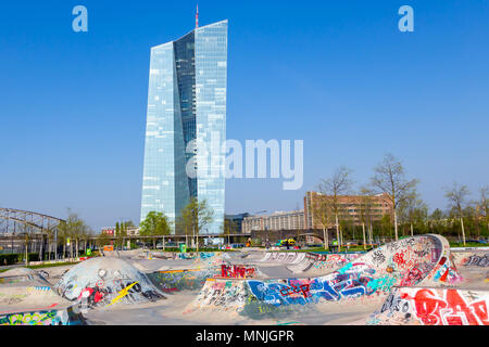 Banque centrale européenne et de Skatepark à Francfort, Allemagne. 17. Avril 2018. Banque D'Images