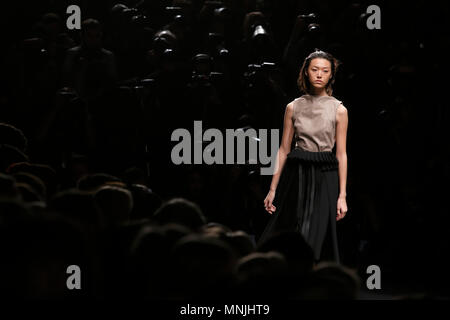 Modèle sur la piste à la Todd Lynn fashion show lors de la London Fashion Week AW13. Somerset House, Londres, 16 février 2013 --- Image par © Paul Cunningham Banque D'Images