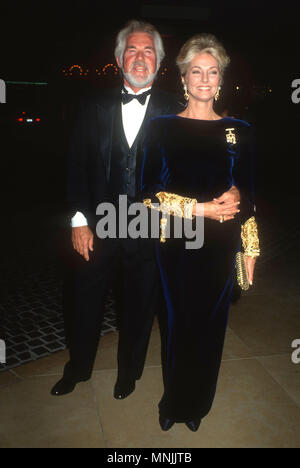 Los Angeles, CA - le 26 octobre : la chanteuse Kenny Rogers et épouse Marianne Gordon assister au bal de l'espoir 1990 Carousel de bénéficier le centre Barbara Davis pour le diabète infantile sur octobre 26,1990 au Beverly Hilton Hotel à Beverly Hills, Californie. Photo de Barry King/Alamy Stock Photo Banque D'Images