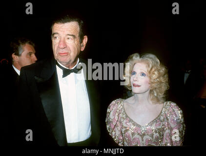 Los Angeles, CA - le 26 octobre : (L-R) Walter Matthau acteur et actrice épouse Carol Grace assister à la boule de carrousel 1990 espèrent bénéficier le Barbara Davis Centre for Childhood Diabetes sur octobre 26,1990 au Beverly Hilton Hotel à Beverly Hills, Californie. Photo de Barry King/Alamy Stock Photo Banque D'Images