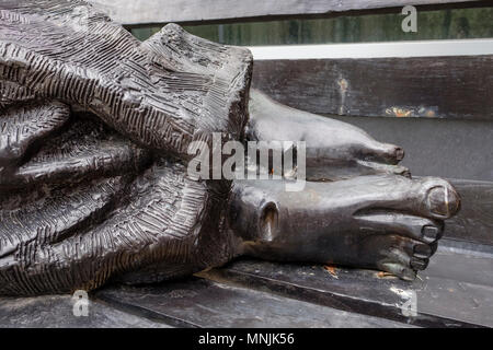 Jésus, sans-abri ou sans-abri, la statue de Jésus par l'artiste canadien Timothy Schmaltz, Regis College, Université de Toronto, Ontario, Canada Banque D'Images