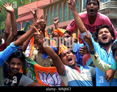 Birbhum, Inde. 16 mai, 2018. Bharatiya Janta Party ou BJP partisan célèbre victoire de leur candidat à Mallarpur de Birbhum dans le district électoral du Panchayat. Credit : Saikat Paul/Pacific Press/Alamy Live News Banque D'Images