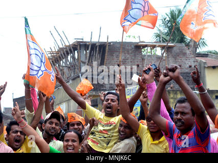 Birbhum, Inde. 16 mai, 2018. Bharatiya Janta Party ou BJP partisan célèbre victoire de leur candidat à Mallarpur de Birbhum dans le district électoral du Panchayat. Credit : Saikat Paul/Pacific Press/Alamy Live News Banque D'Images