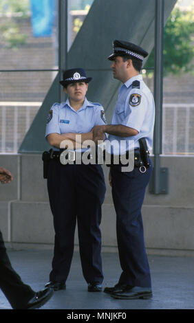 Les AGENTS DE POLICE MASCULINS ET FÉMININS EN DEVOIR, SYDNEY, NEW SOUTH WALES, AUSTRALIA Banque D'Images