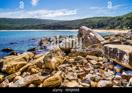 Des rochers de grès au pied des falaises à Bouddi Point, baie de Maitland, Bouddi National Park, Central Coast, New South Wales, Australie Banque D'Images