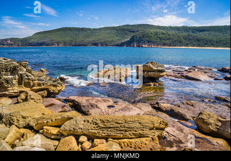 Des rochers de grès au pied des falaises à Bouddi Point, baie de Maitland, Bouddi National Park, Central Coast, New South Wales, Australie Banque D'Images