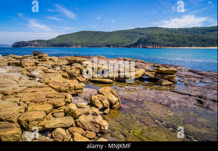 Des rochers de grès au pied des falaises à Bouddi Point, baie de Maitland, Bouddi National Park, Central Coast, New South Wales, Australie Banque D'Images