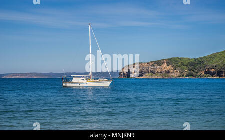 Yacht à voile à la solitaire à Maitland, Baie de Bouddi National Park, Central Coast, New South Wales, Australie Banque D'Images