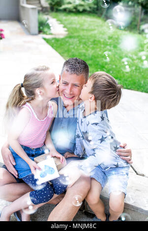 La fête des Pères - les enfants de donner des cadeaux à leur père smiling Banque D'Images
