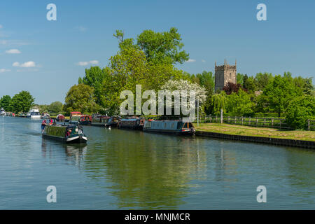 Vue sur le canal avec netteté - Gloucester St Marie la Vierge à l'arrière-plan, l'Église Frampton sur Severn, Gloucestershire, Royaume-Uni Banque D'Images