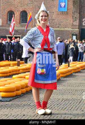 Cheesemaid néerlandais en costume traditionnel au marché aux fromages d'Alkmaar, Holland 'cheese Girls' vend des échantillons au marché aux fromages d'Alkmaar Banque D'Images